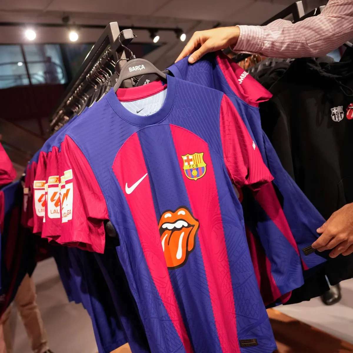El exorbitante precio de las camisetas del Barça con el logo de