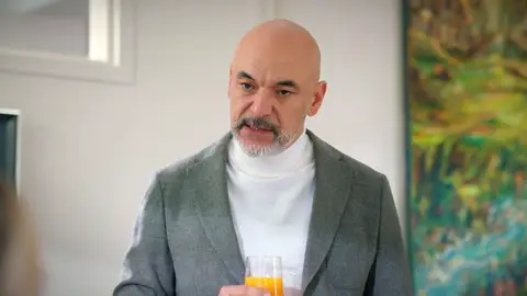 Ahmet da la cara por Ömer frente a su familia: "Ese chico es mi hijo" Ahmet da la cara por Ömer frente a su familia: "Ese chico es mi hijo"