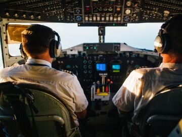 Dos pilotos volando un avión