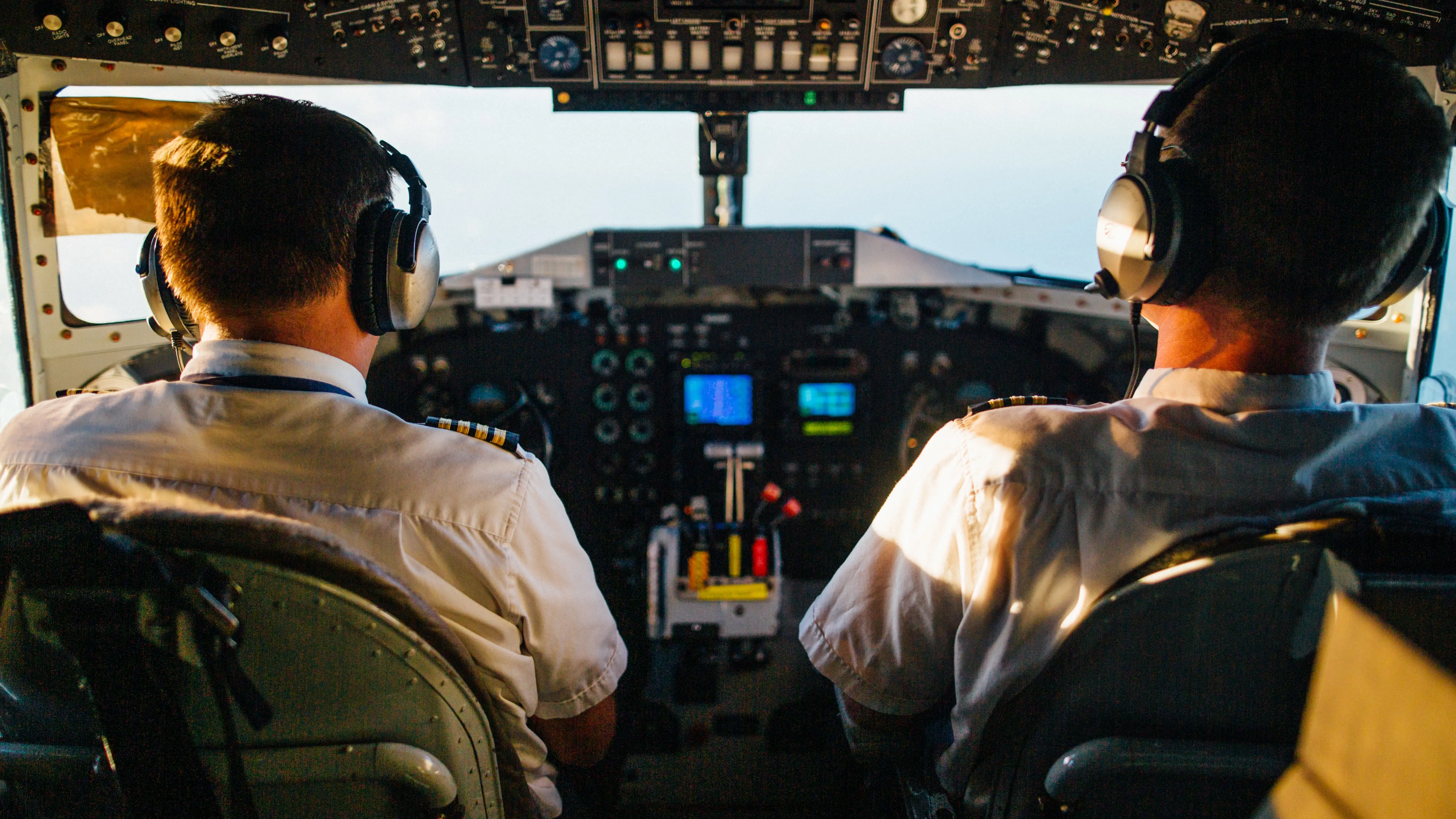 Dos pilotos volando un avi&oacute;n
