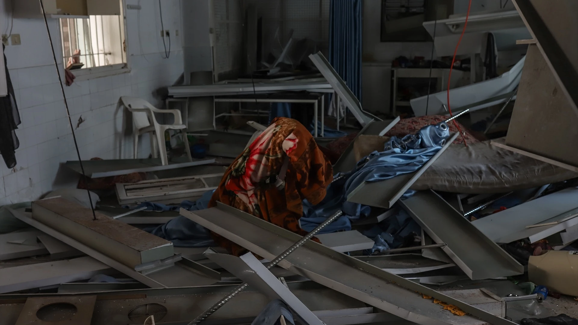 Devastación causada por el ataque al Hospital Árabe Ahli Devastación causada por el ataque al Hospital Árabe Ahli