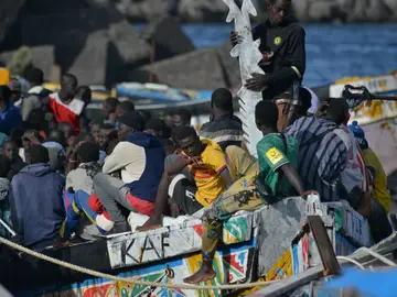 Migrantes en uno de los cayucos que han llegado a El Hierro Migrantes en uno de los cayucos que han llegado a El Hierro