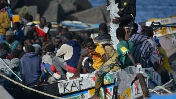 Migrantes en uno de los cayucos que han llegado a El Hierro