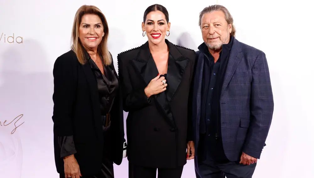 Paqui, José María y Miriam Ramos en la presentación del nuevo disco de Lorena Gómez