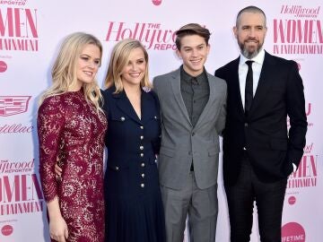 Reese Witherspoon junto a sus hijos y Tim Toth