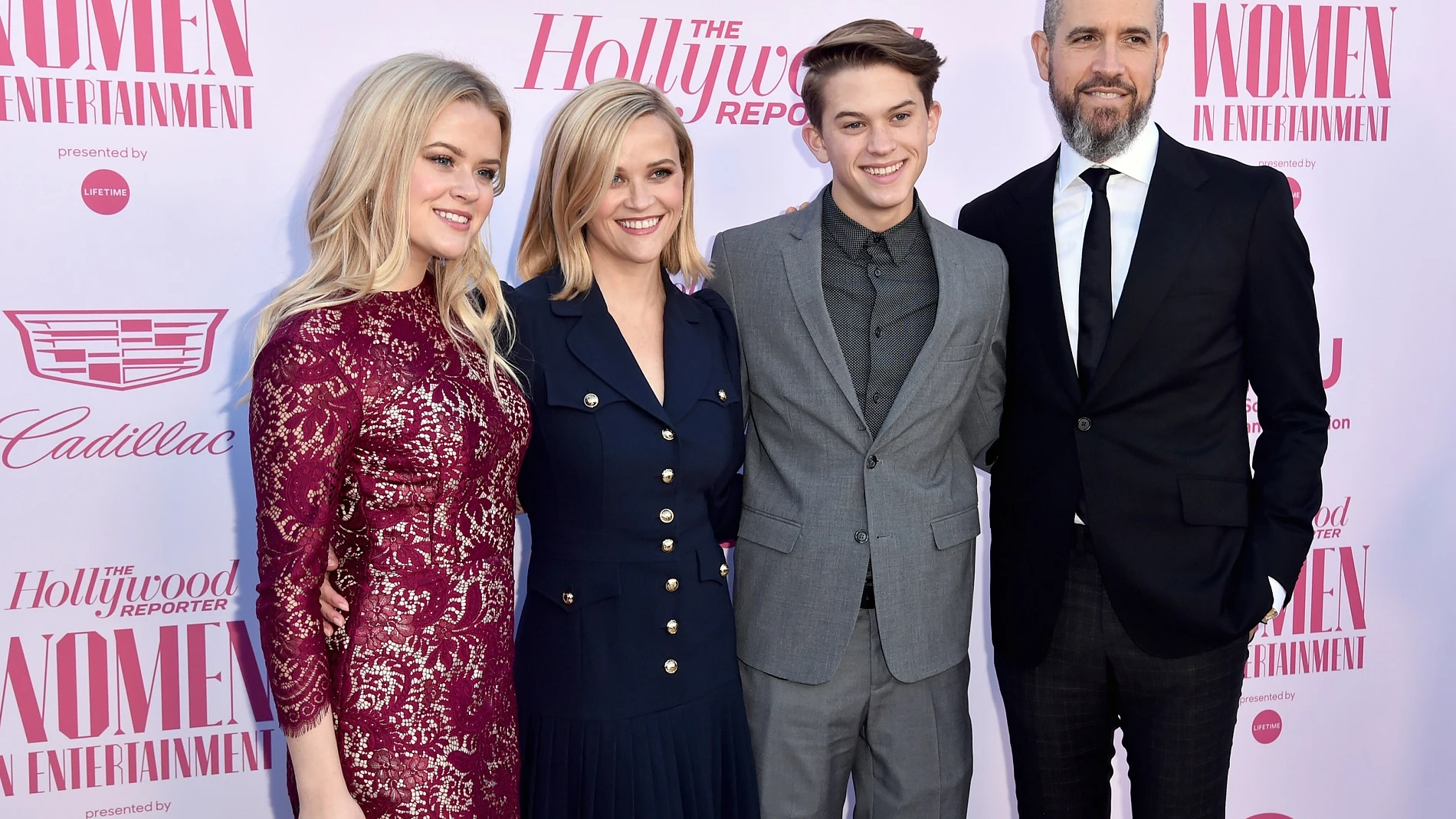 Reese Witherspoon junto a sus hijos y Tim Toth Reese Witherspoon junto a sus hijos y Tim Toth