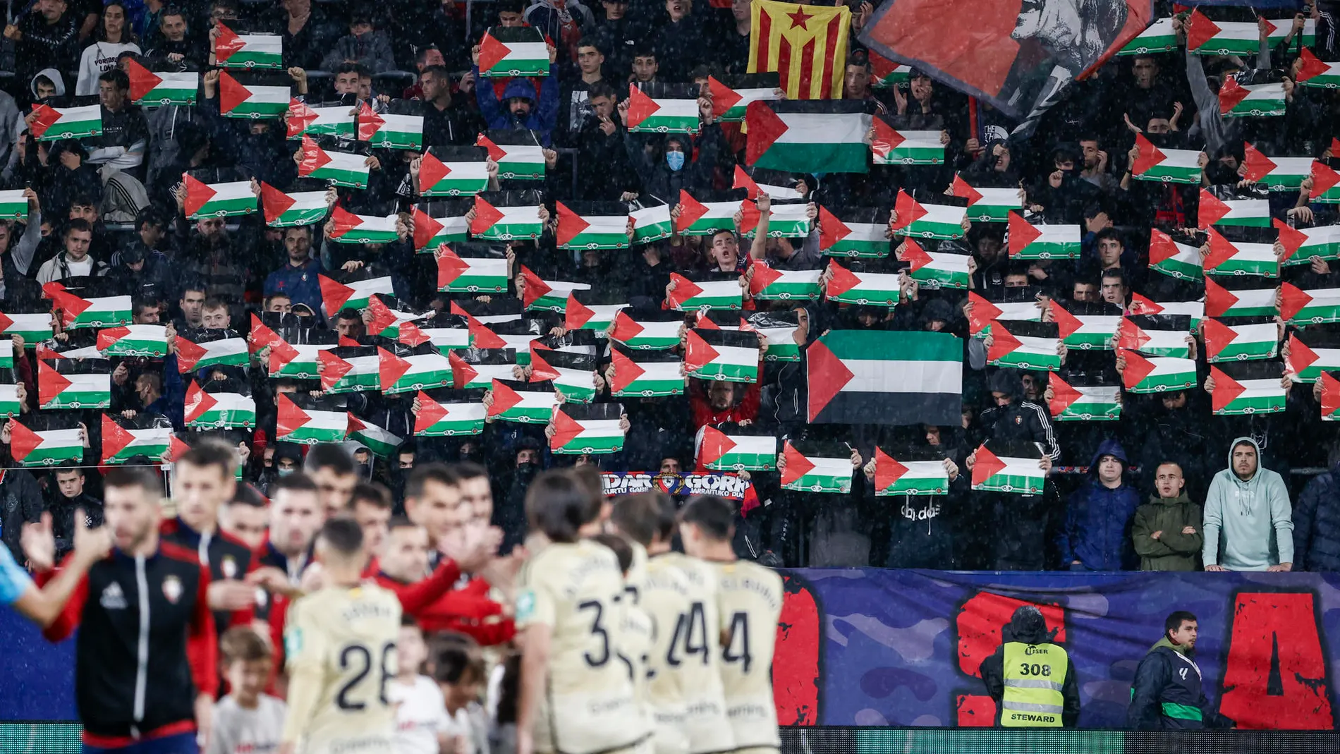 Banderas de Palestina en El Sadar durante el Osasuna-Granada Banderas de Palestina en El Sadar durante el Osasuna-Granada
