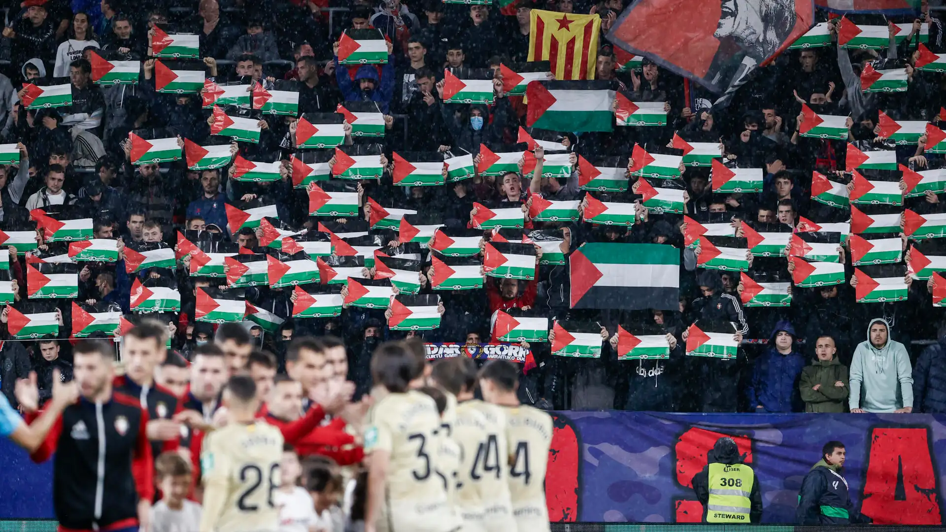 Banderas de Palestina en El Sadar durante el Osasuna-Granada Banderas de Palestina en El Sadar durante el Osasuna-Granada