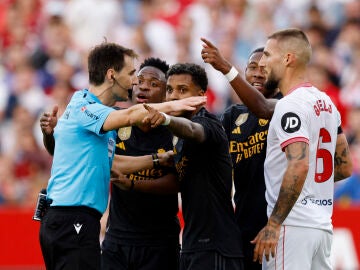 Los jugadores del Real Madrid protestan un acción ante De Burgos Bengoetxea