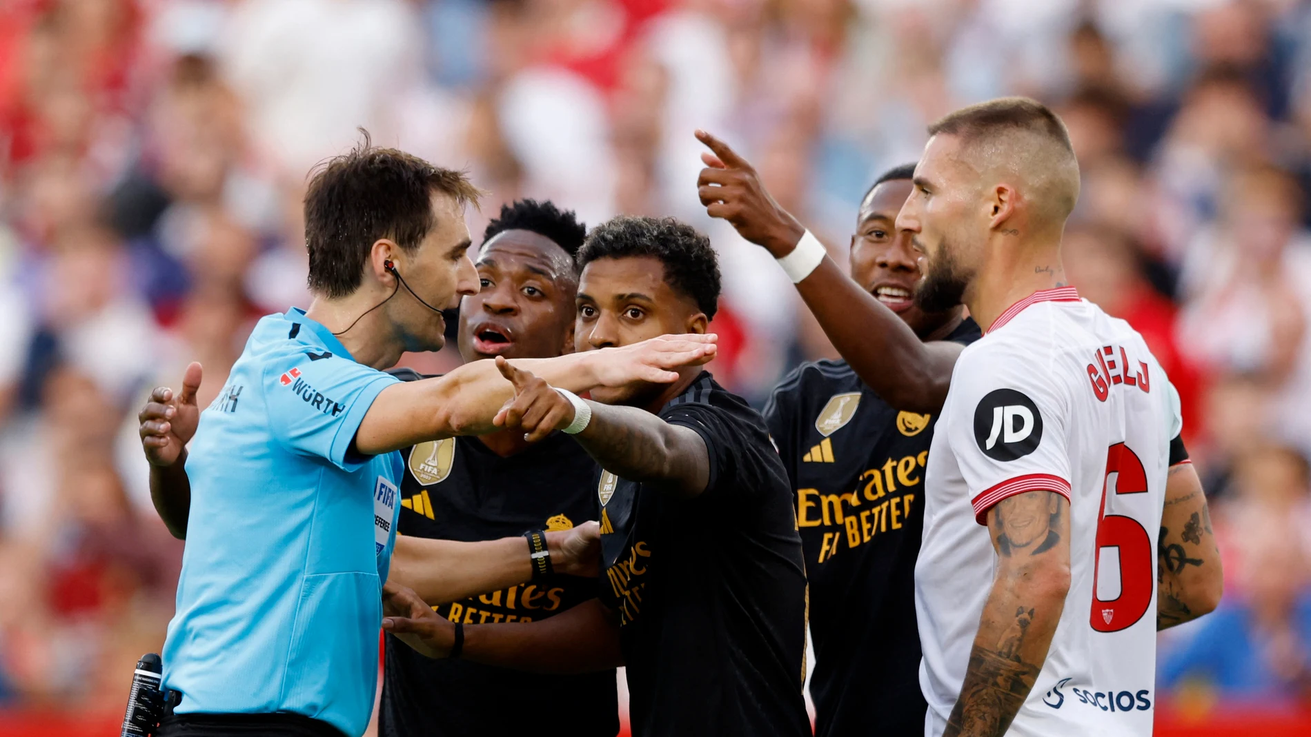 Los jugadores del Real Madrid protestan un acción ante De Burgos Bengoetxea Los jugadores del Real Madrid protestan un acción ante De Burgos Bengoetxea