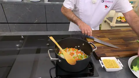 Añade todo a una cazuela con un chorro de aceite Añade todo a una cazuela con un chorro de aceite