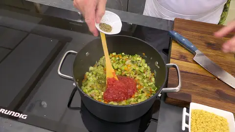 Cubre con agua y deja que se cocine durante 10 minutos Cubre con agua y deja que se cocine durante 10 minutos