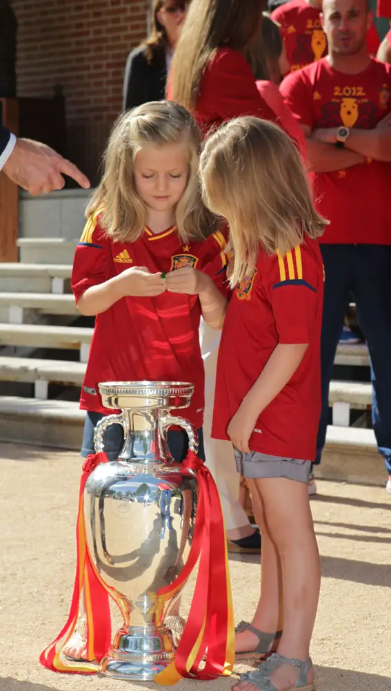 La princesa Leonor y la infanta Sofía reciben a la Selección española