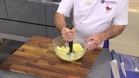 Pela, tritura y añade la mostaza Pela, tritura y añade la mostaza