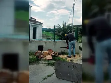 Viven aterrorizados por las amenazas con hacha y motosierra de un vecino: "No es plan de vivir así" Viven aterrorizados por las amenazas con hacha y motosierra de un vecino: "No es plan de vivir así"