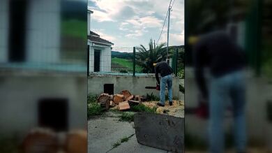 Viven aterrorizados por las amenazas con hacha y motosierra de un vecino: 