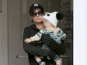 Paris Hilton con su hijo en brazos