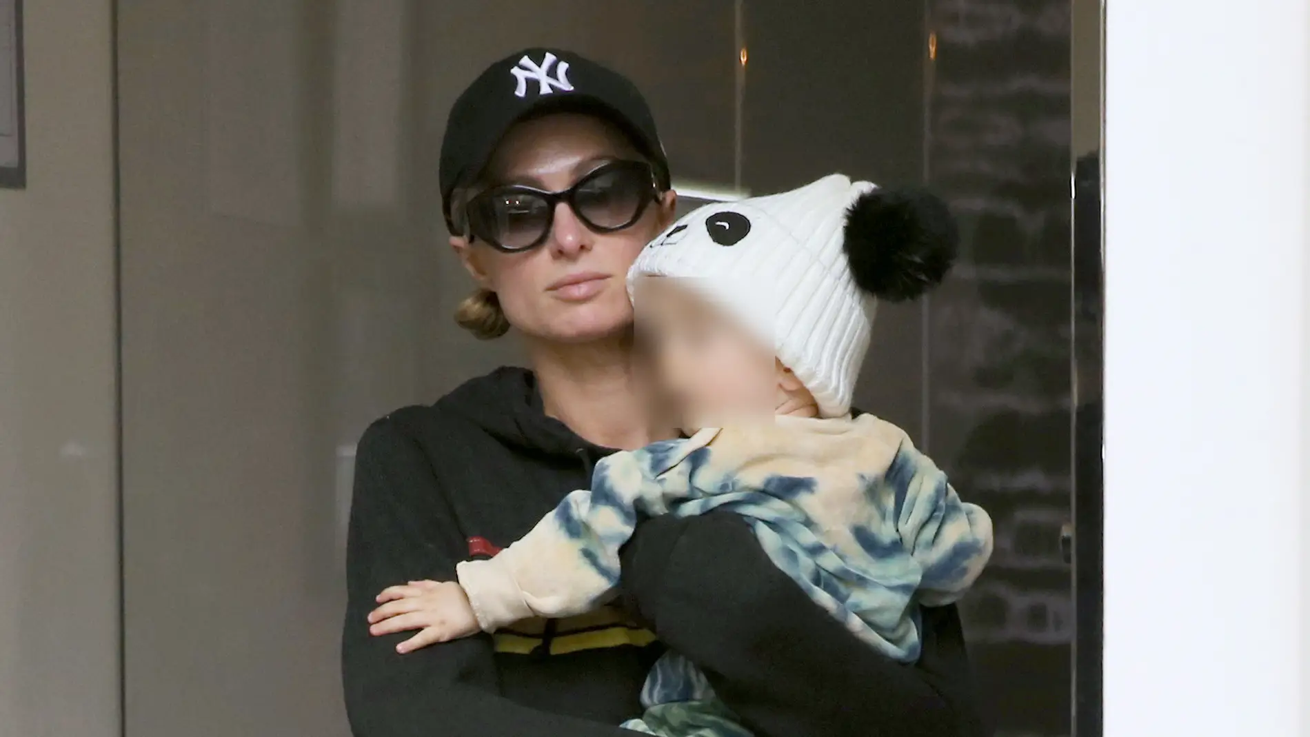Paris Hilton con su hijo en brazos