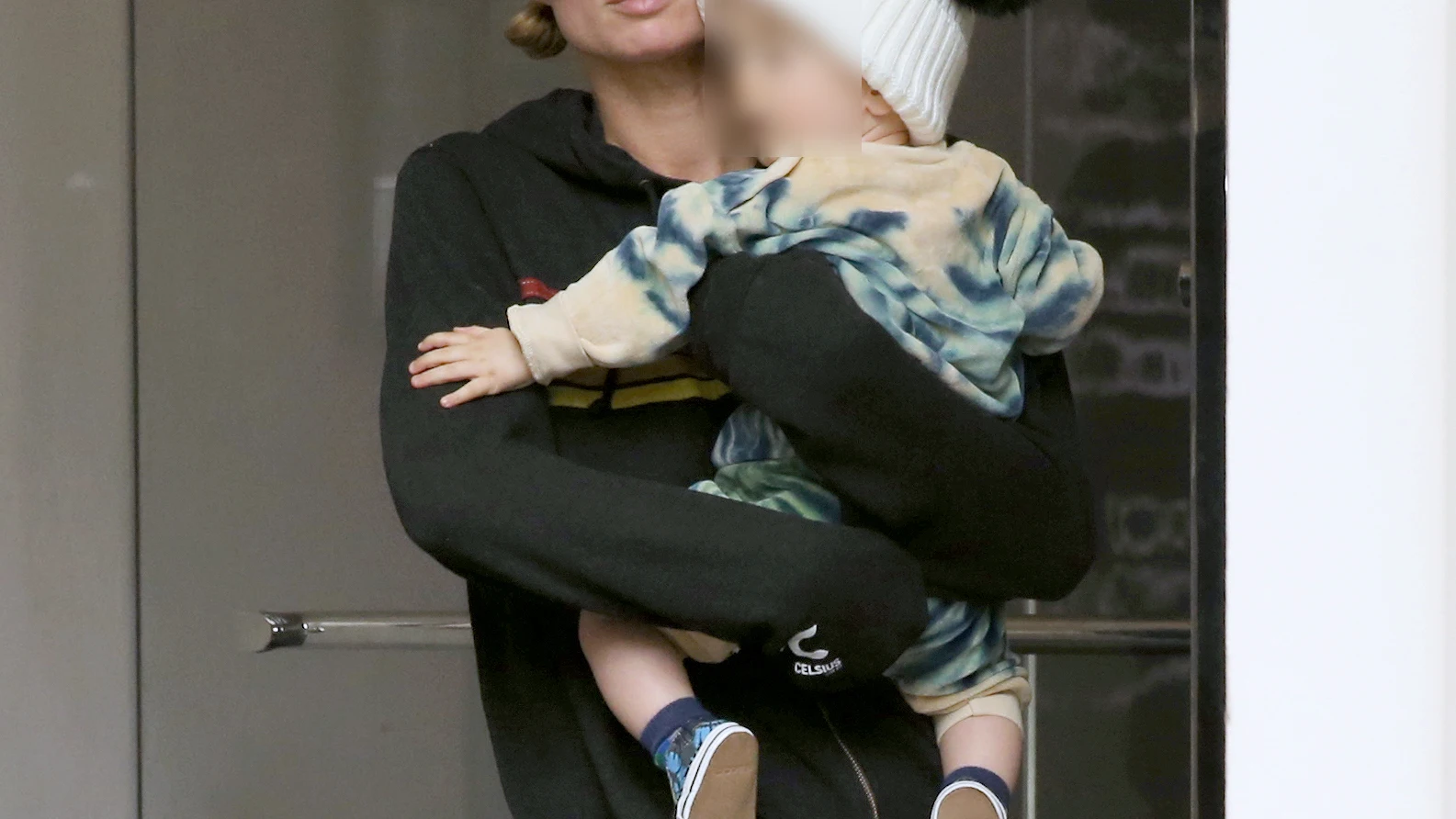Paris Hilton con su hijo en brazos Paris Hilton con su hijo en brazos
