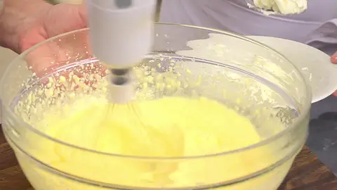 Añade la nata también poco a poco Añade la nata también poco a poco