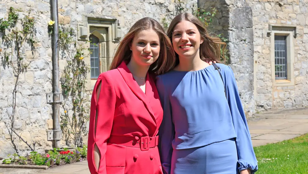 La princesa Leonor, junto a su hermana, en su graduación en Gales
