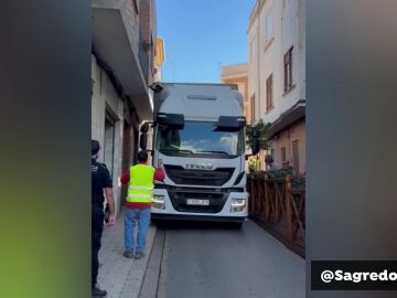 Un camión de grandes dimensiones se queda atascado y paraliza el tráfico en Paterna