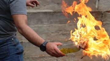 Imagen de archivo de un hombre lanzando un cóctel molotov