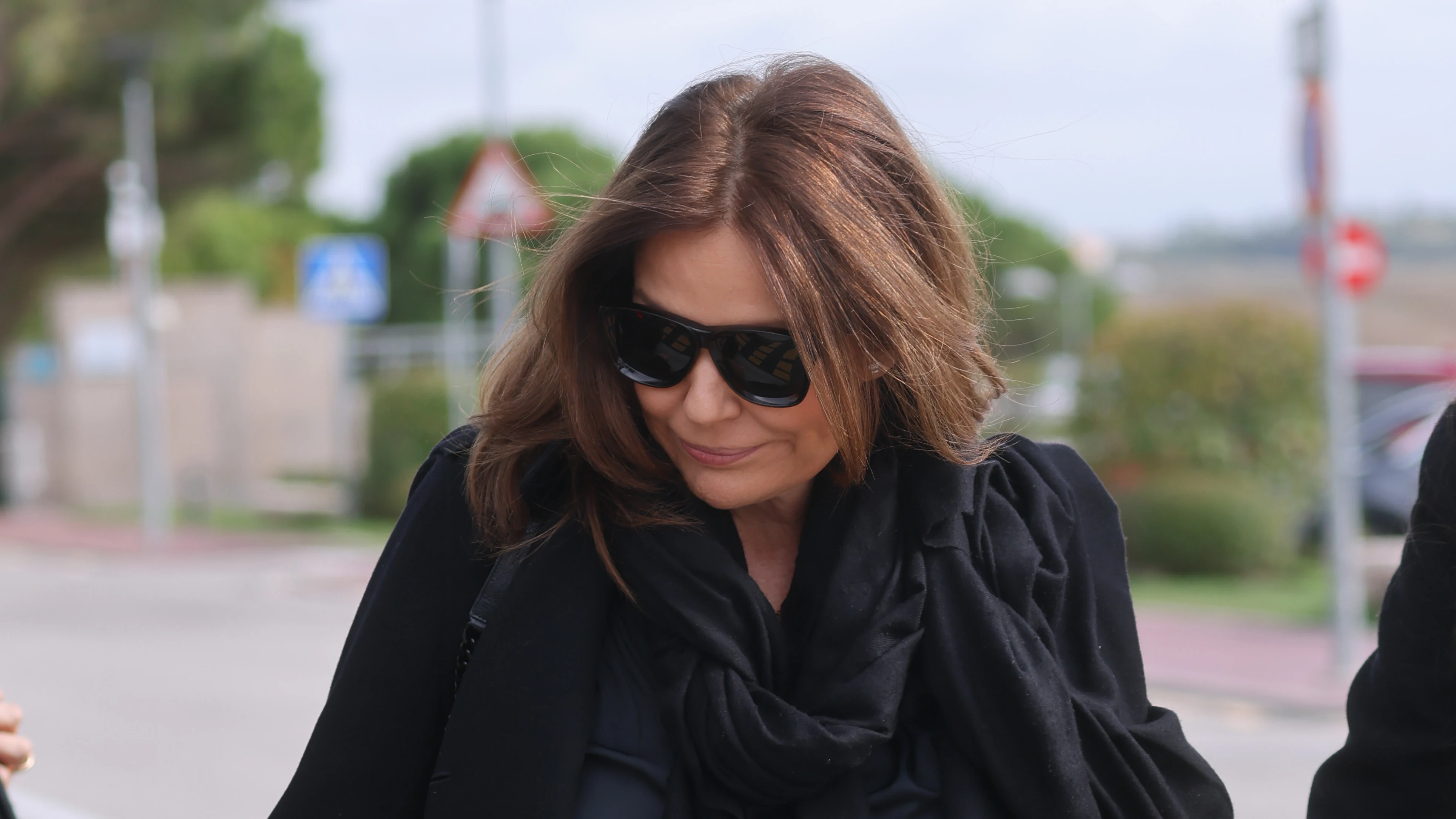 Nuria Gonz&aacute;lez, a su llegada al tanatorio