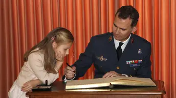 La princesa Leonor junto a su padre, el rey Felipe VI, en la Academia del Ejército del Aire el 2 de mayo de 2014.
