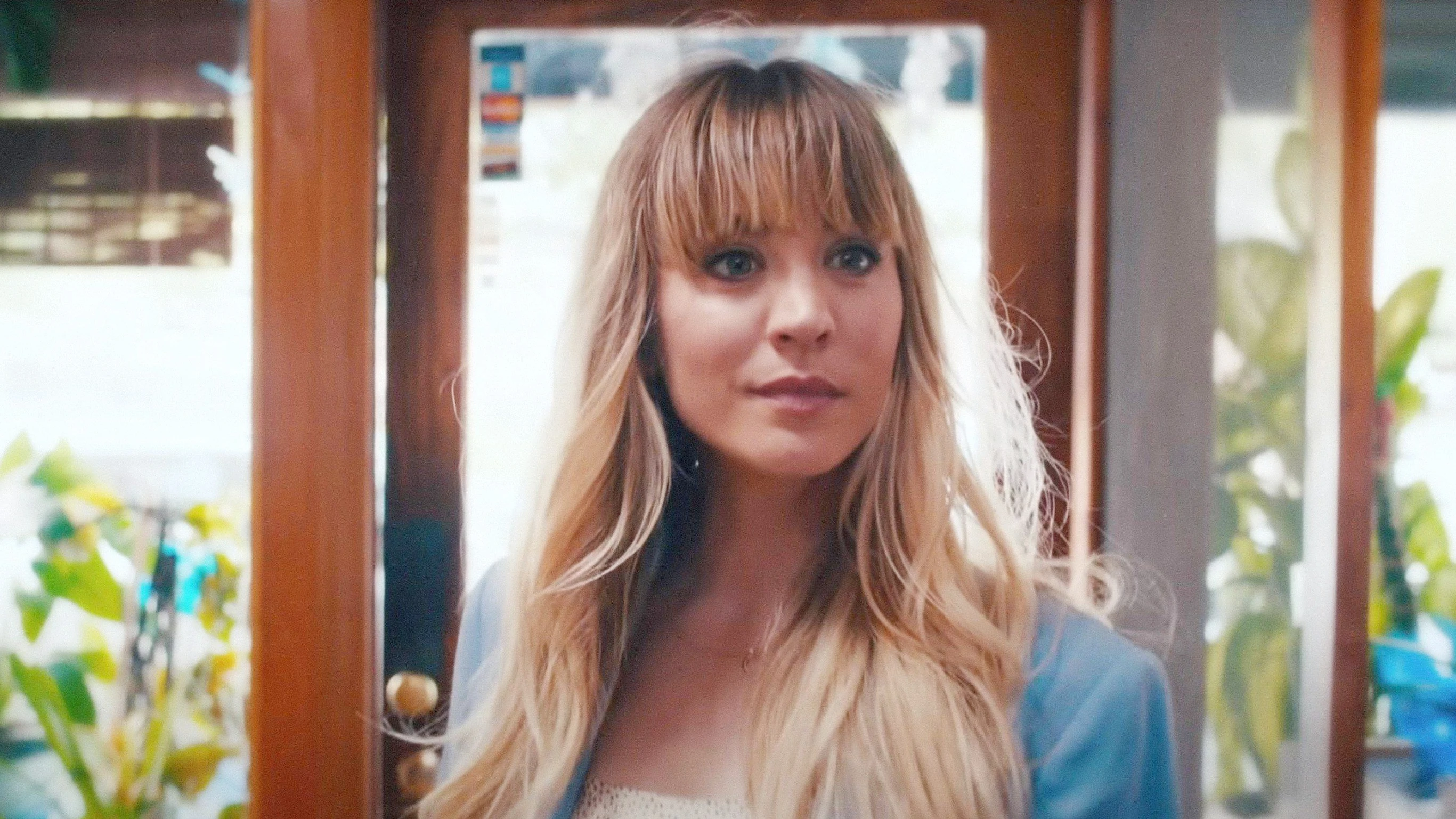Kaley Cuoco en la película Meet Cute (Una cita casi perfecta) Kaley Cuoco en la película Meet Cute (Una cita casi perfecta)