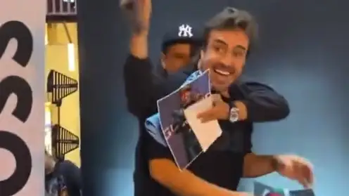 Momento de confusión en el acto con Fernando Alonso Momento de confusión en el acto con Fernando Alonso