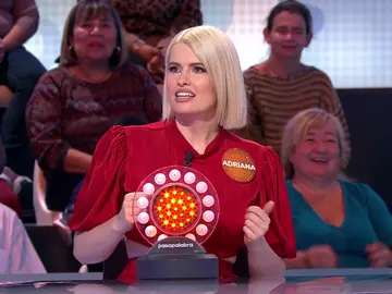 Adriana Abenia pone a Roberto Leal en un dilema a base de tópicos: “Míralo bien” Adriana Abenia pone a Roberto Leal en un dilema a base de tópicos: “Míralo bien”