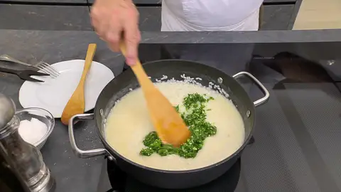 Añade un vaso de vino blanco Añade un vaso de vino blanco