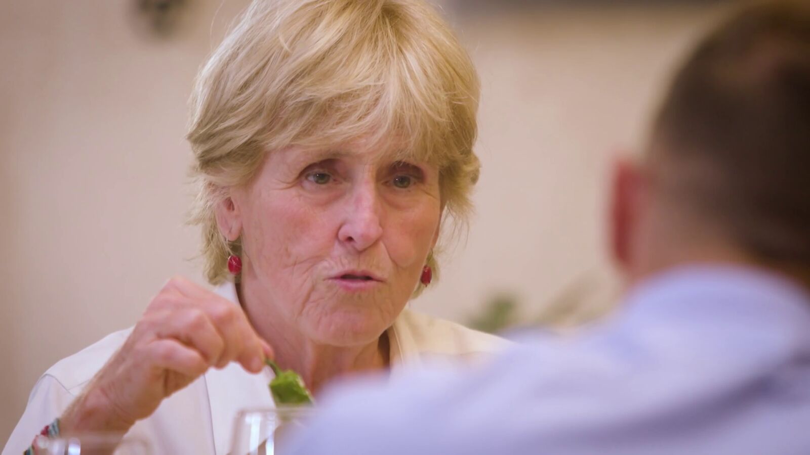 Mercedes Milá desvela el motivo por el que Phil Collins se le fue del plató: “Estaba Anguita y un comunista no podía estar en el mismo sitio que él”