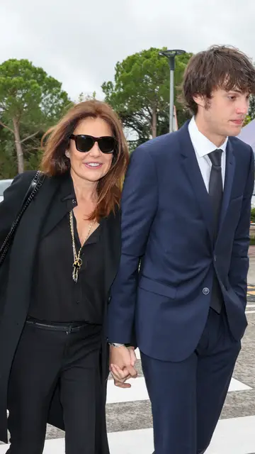 Nuria González y su hijo Iván en el tanatorio de Fernando Fernández Tapias Nuria González y su hijo Iván en el tanatorio de Fernando Fernández Tapias