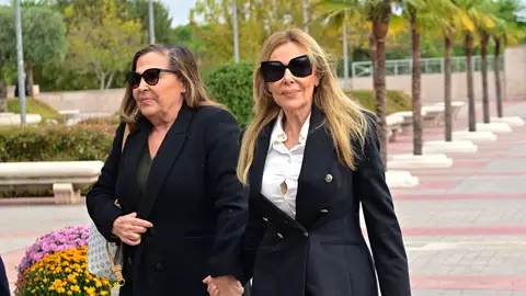 Ana Obregón y su hermana Celia en el tanatorio de Fernando Fernández Tapias Ana Obregón y su hermana Celia en el tanatorio de Fernando Fernández Tapias