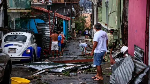 Una calle afectada tras el paso del huracán Otis Una calle afectada tras el paso del huracán Otis