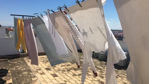 Ropa blanca tendida Ropa blanca tendida