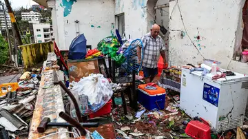 Un hombre comprobando el estado de su casa tras el paso del huracán Otis