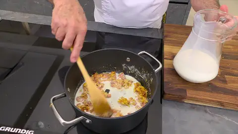 Ve añadiendo la leche poco a poco Ve añadiendo la leche poco a poco
