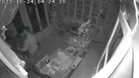 Las imágenes de los ladrones peleándose por el botín Las imágenes de los ladrones peleándose por el botín