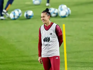 Jenni, sonriente con España Jenni, sonriente con España