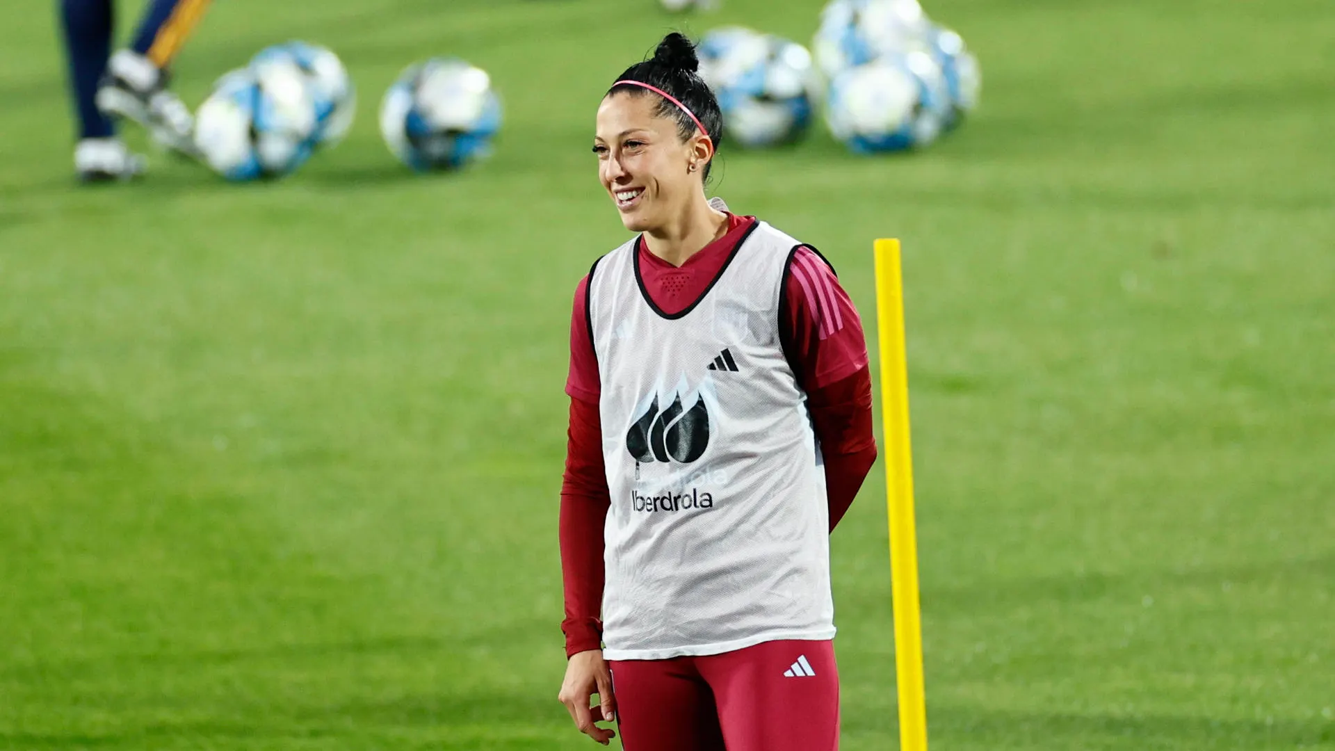 Jenni, sonriente con Espa&ntilde;a