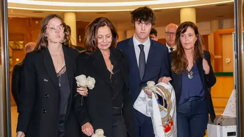 Nuria González, junto a sus hijos y su hermana Nuria González, junto a sus hijos y su hermana