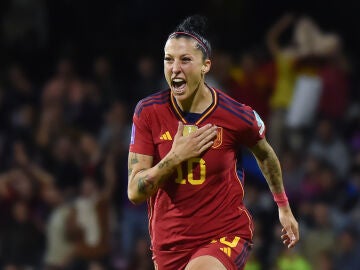 Jenni Hermoso celebra con rabia su gol ante Italia