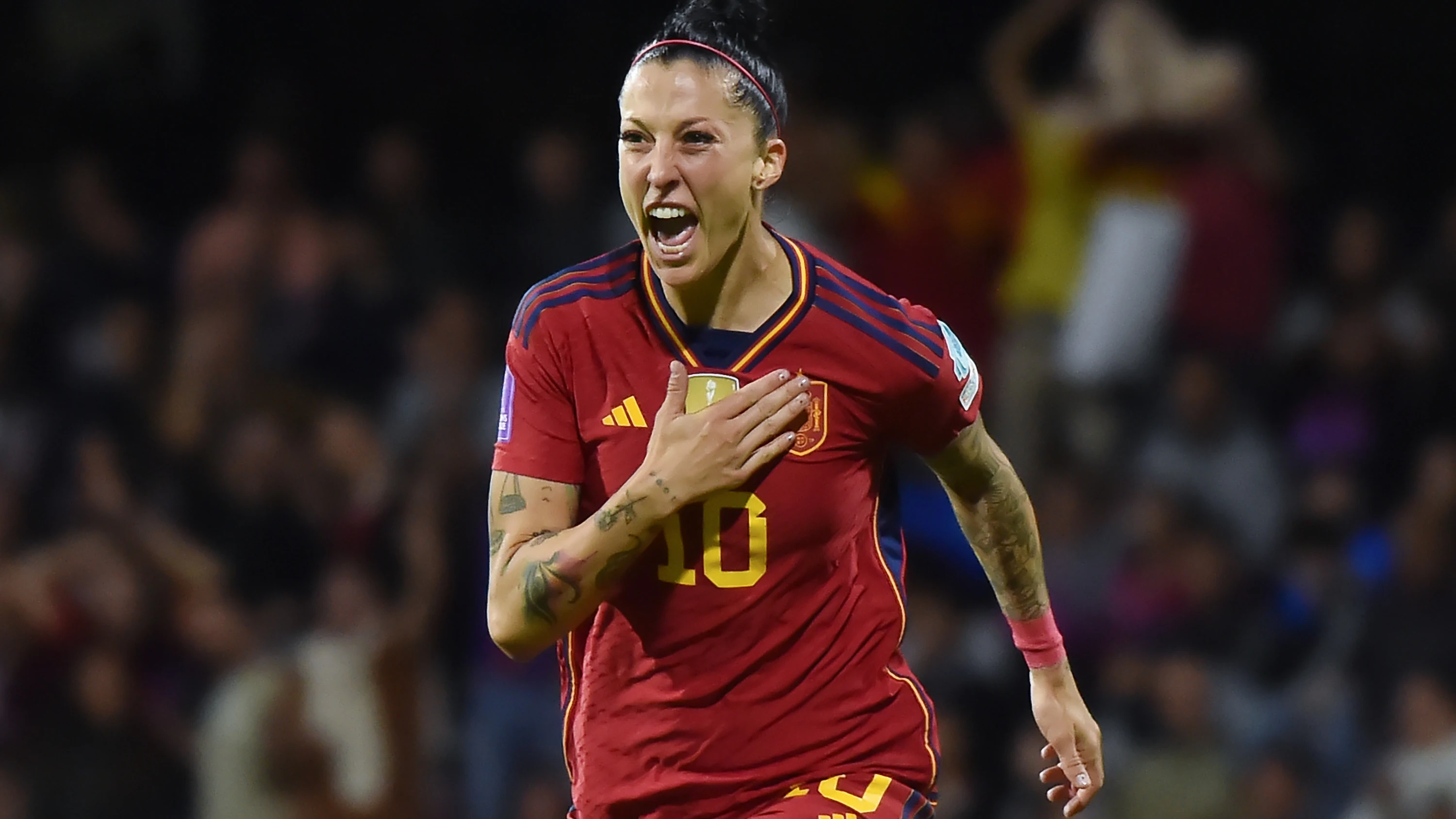 Jenni Hermoso celebra con rabia su gol ante Italia