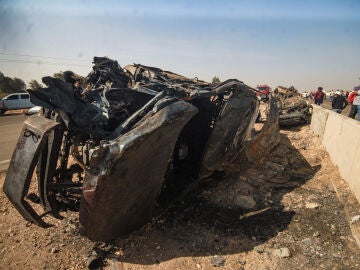 Vista de los vehículos quemados tras un accidente de tráfico en El Cairo.