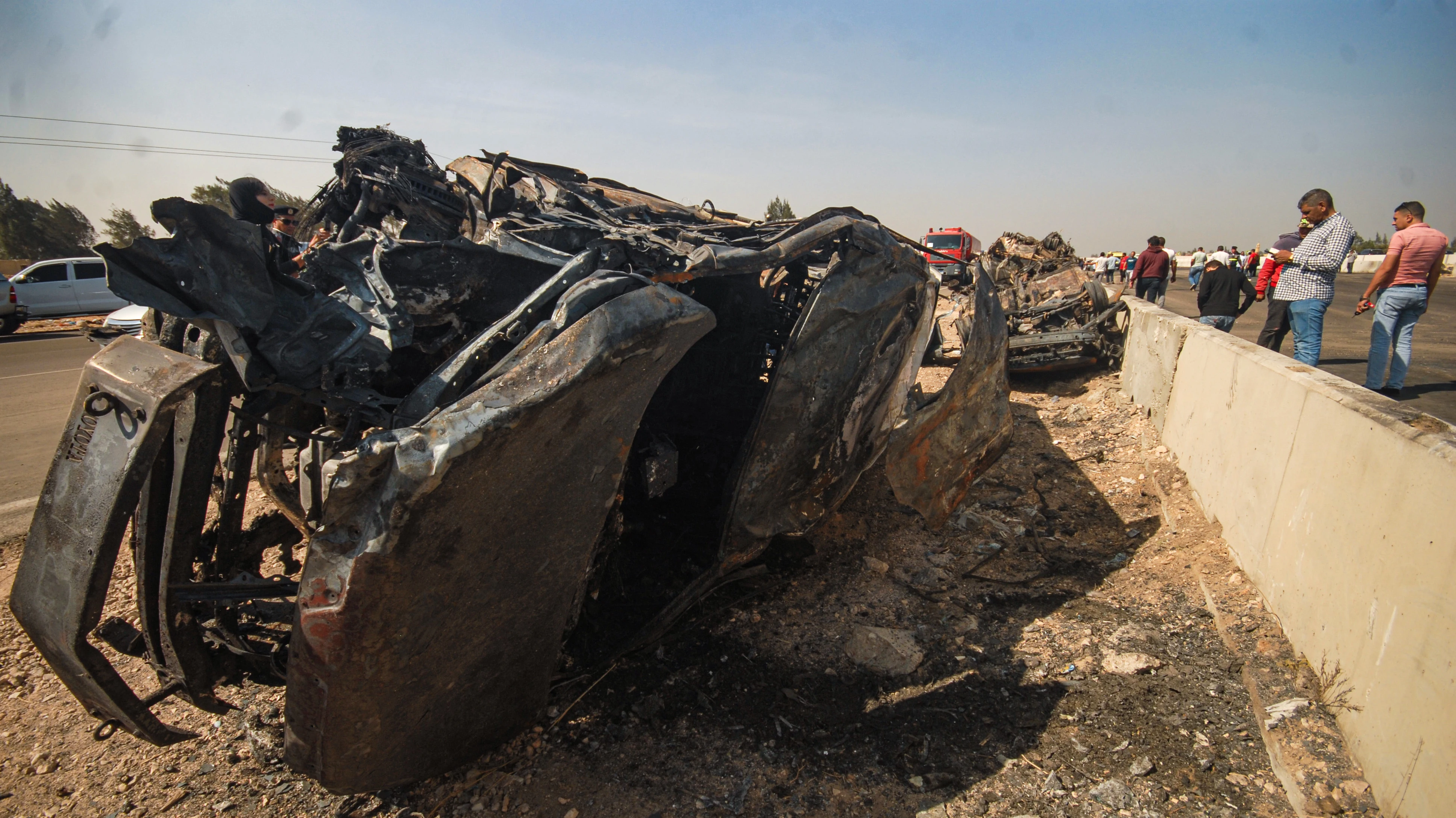 Vista de los vehículos quemados tras un accidente de tráfico en El Cairo. Vista de los vehículos quemados tras un accidente de tráfico en El Cairo.