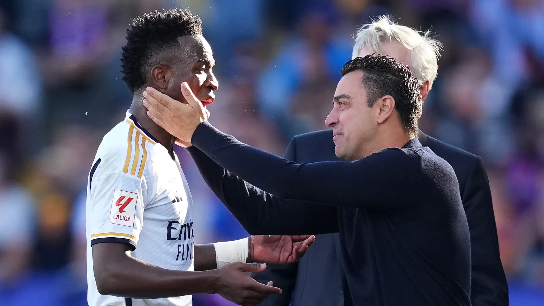 Vin&iacute;cius tiene un intercambio de palabras con Xavi