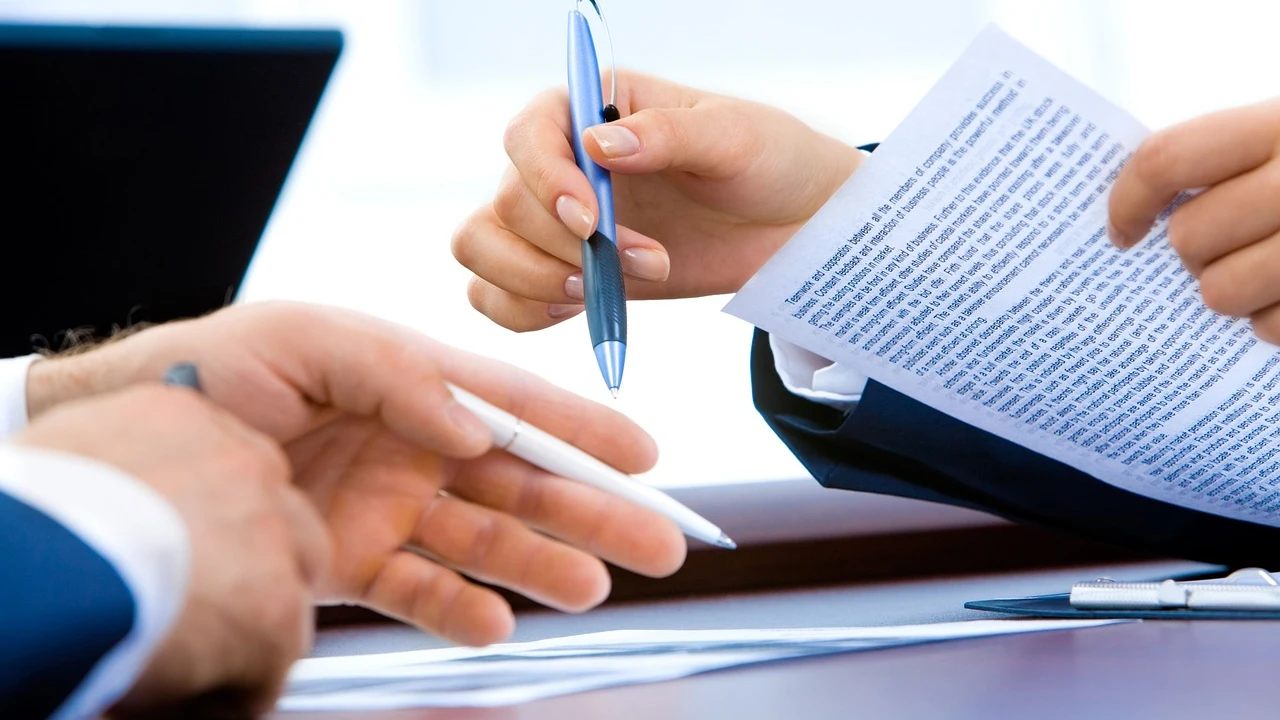 Imagen de archivo Imagen de dos personas con un contrato de trabajo